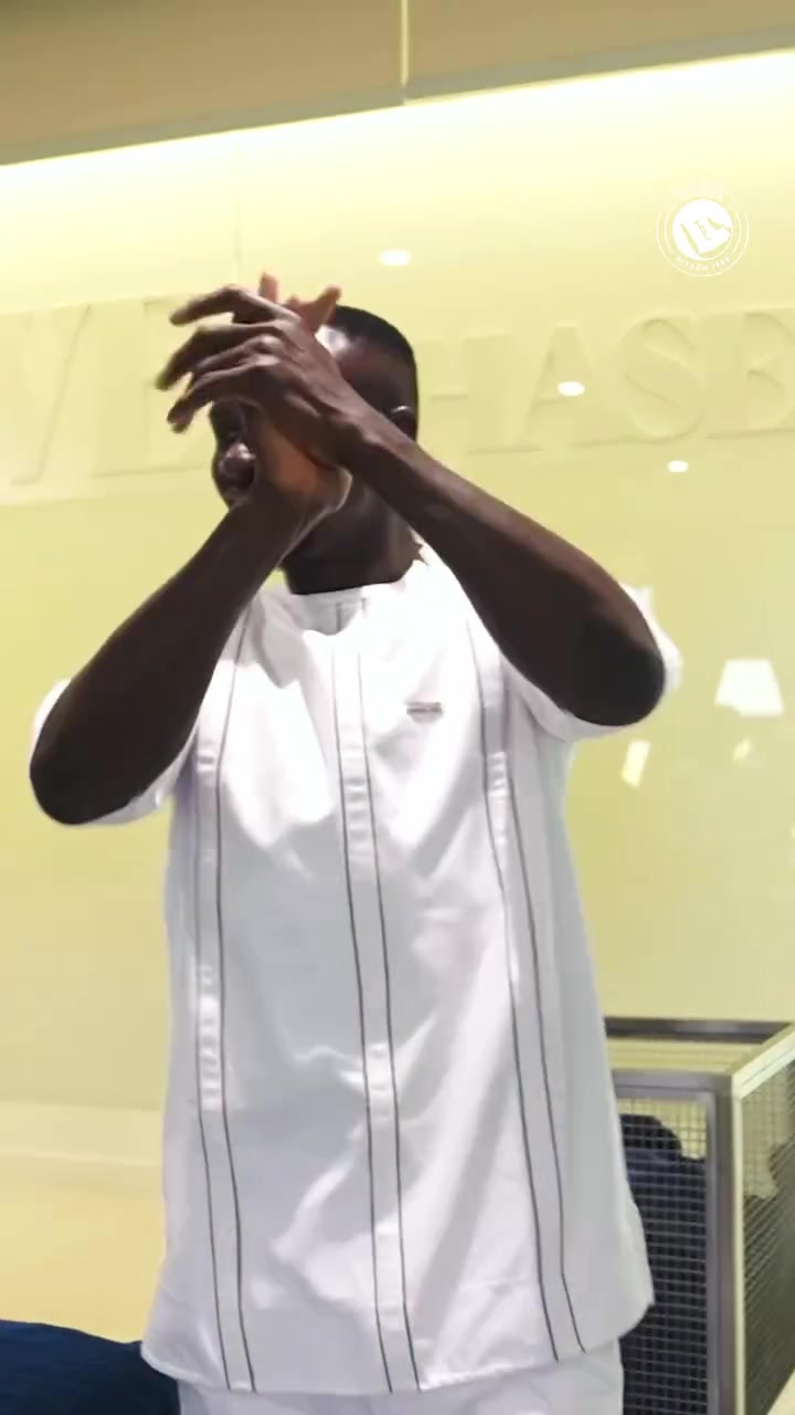 登录入口-凯旋！胜利全队庆贺马内非洲杯夺冠，C罗为他切蛋糕+调皮摸头