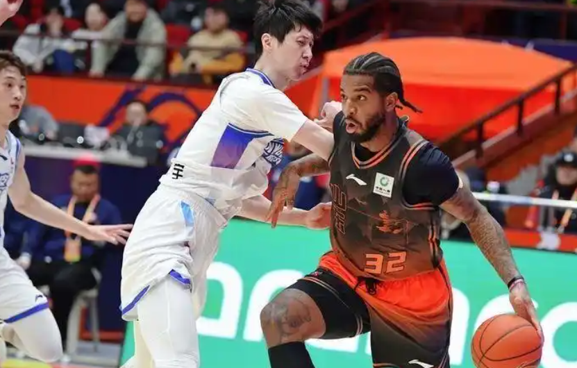 开元体育-双核驱动破困局 小将惊艳助连胜，山东男篮99-75逆转宁波取四连胜